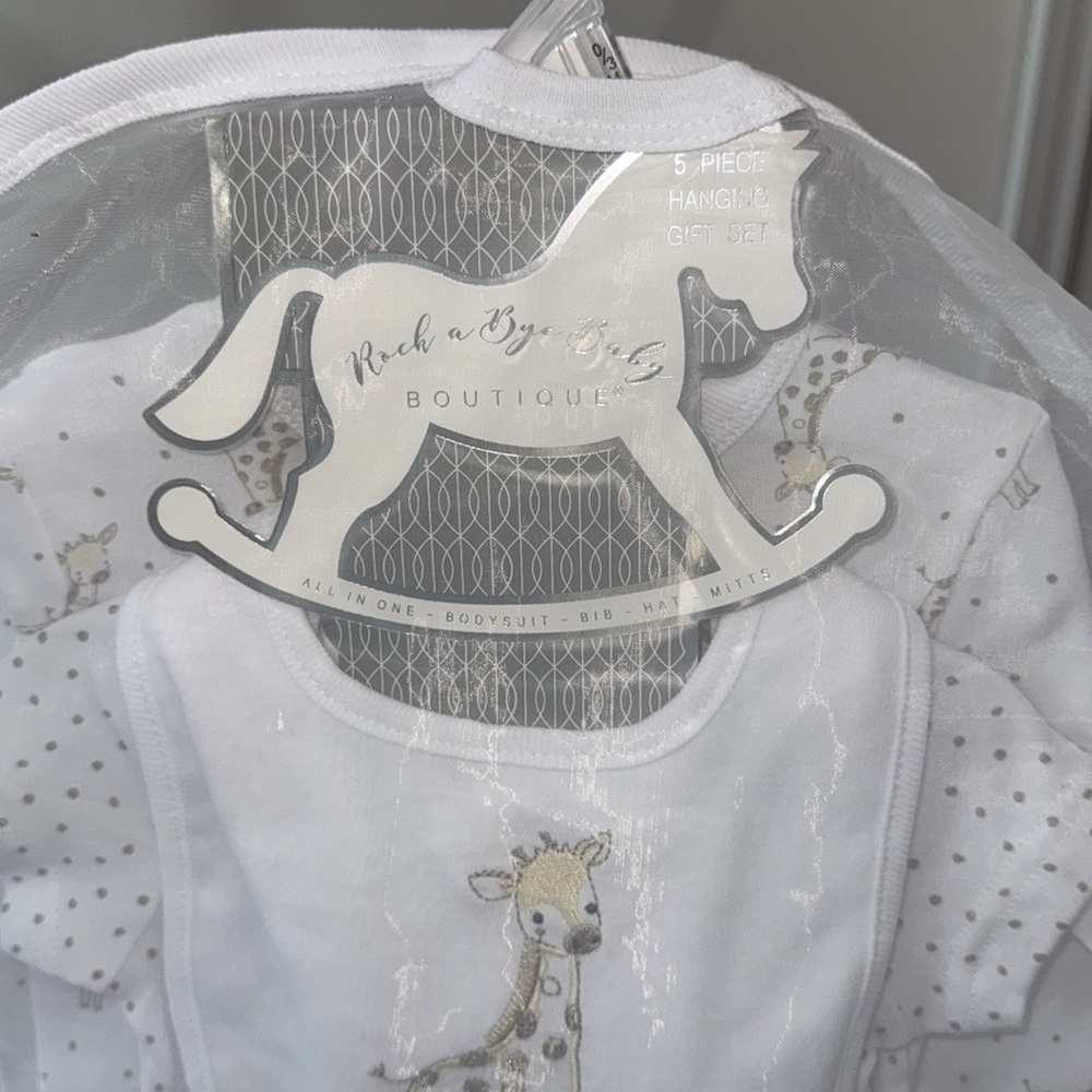0-3 Months Giraffe Baby Outfit Set for Baby Shower - Picture 3 of 3